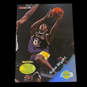 Kobe Bryant 1999-00 Skybox Hoops Decade Draft Day Dominance #DD-8 | NM or Better